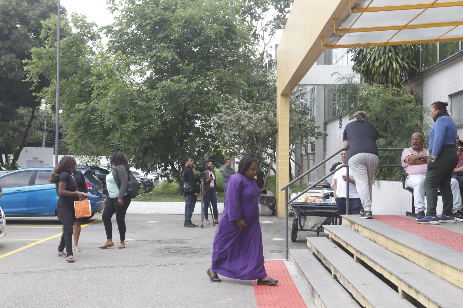 Familiares do pastor Eduardo Oliveira estiveram no IML para reconhecer e liberar o corpo - Reginaldo Pimenta / Agência O Dia