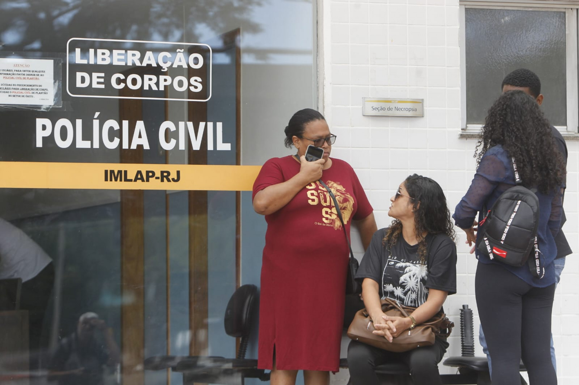 Familiares do pastor Eduardo Oliveira estiveram no IML para reconhecimento e liberação do corpo - Reginaldo Pimenta / Agência O Dia