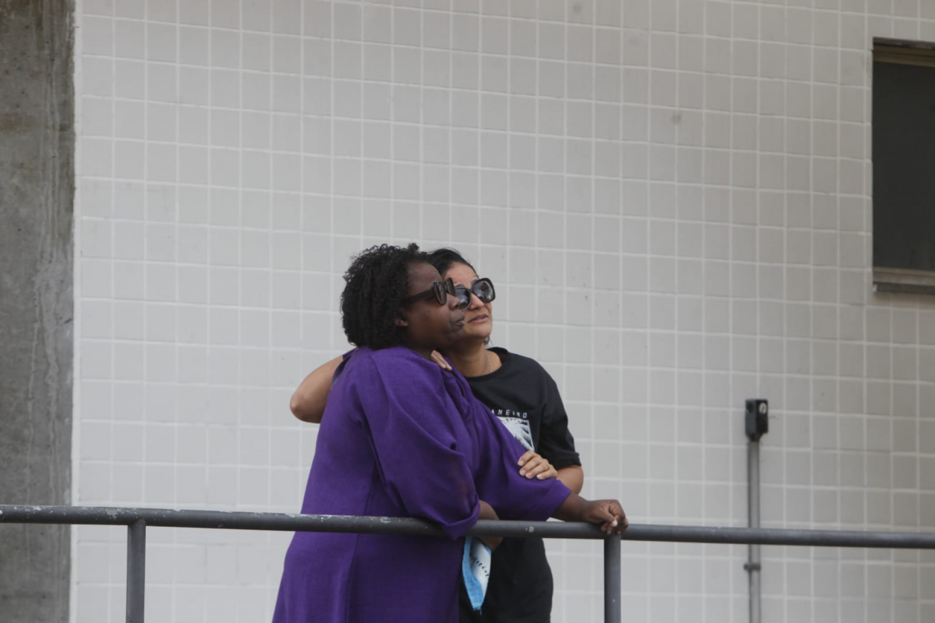 Familiares do pastor Eduardo Oliveira estiveram no IML para reconhecer e liberar corpo - Reginaldo Pimenta / Agência O Dia