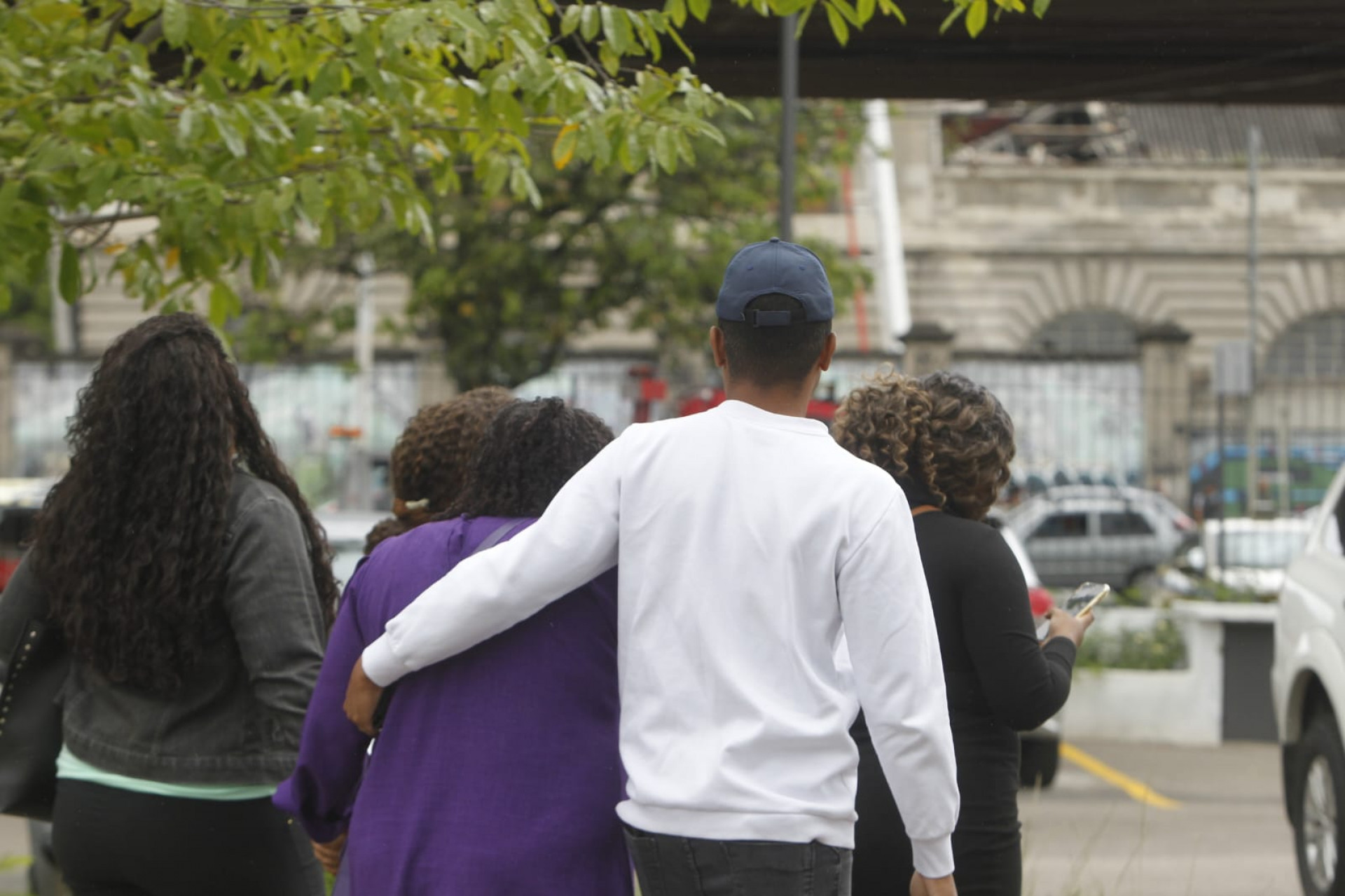 Familiares do pastor Eduardo Oliveira estiveram no IML para reconhecer e liberar o corpo - Reginaldo Pimenta / Agência O Dia