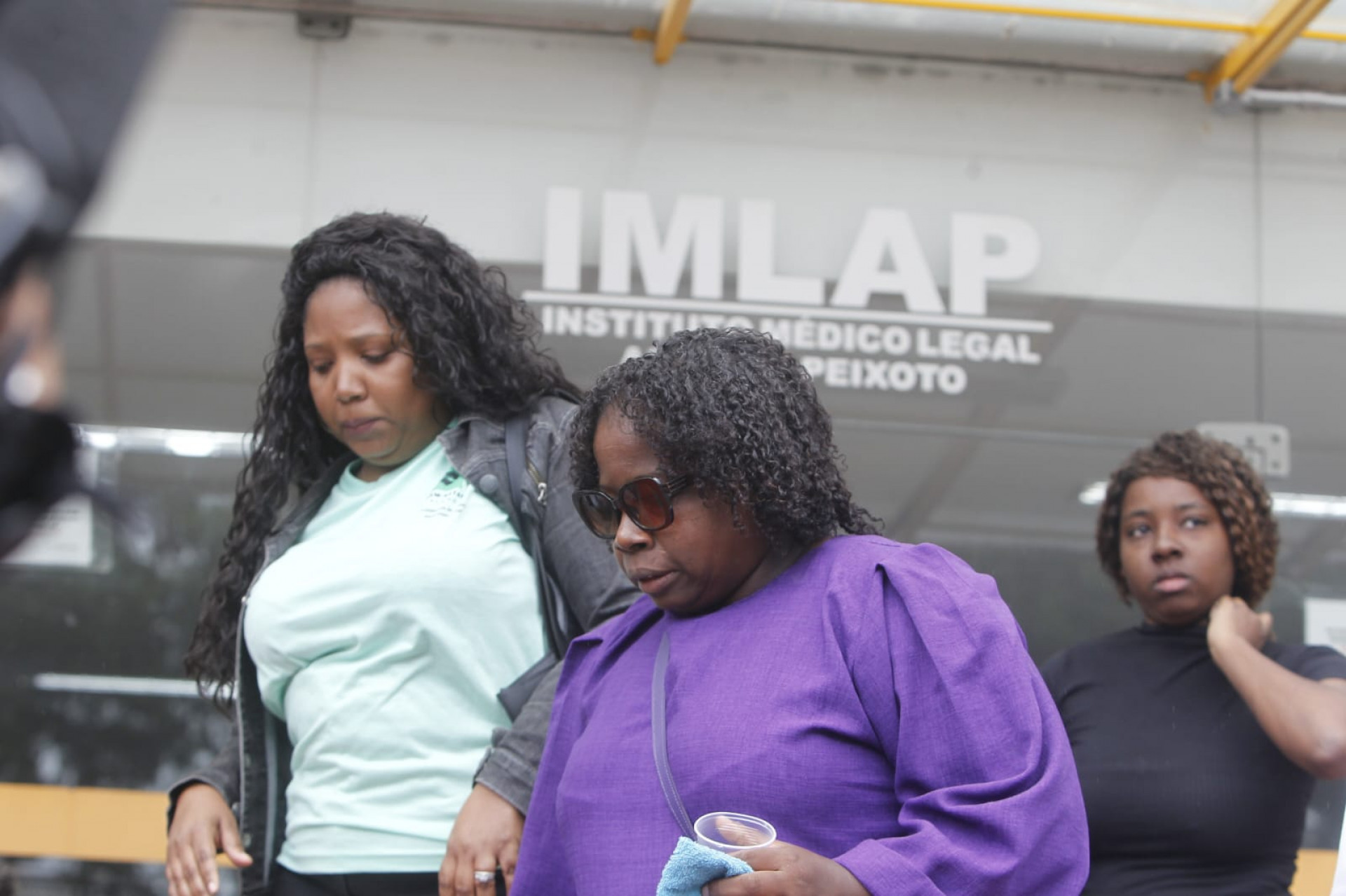 Familiares do pastor Eduardo Oliveira estiveram no IML para reconhecer e liberar o corpo - Reginaldo Pimenta / Agência O Dia