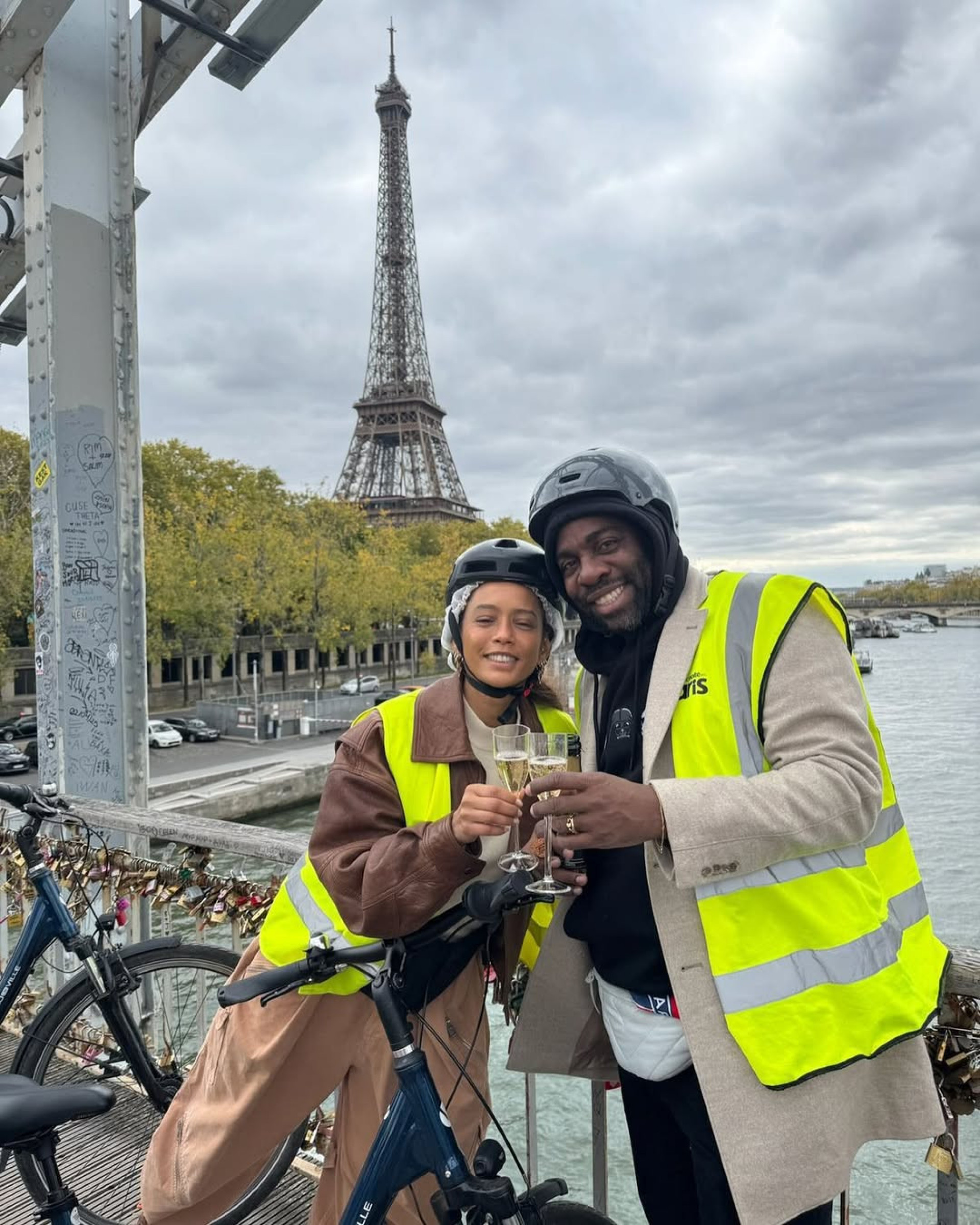 Taís Araujo e Lázaro Ramos posam em frente à Torre Eiffel, em Paris, na França - Reprodução / Instagram