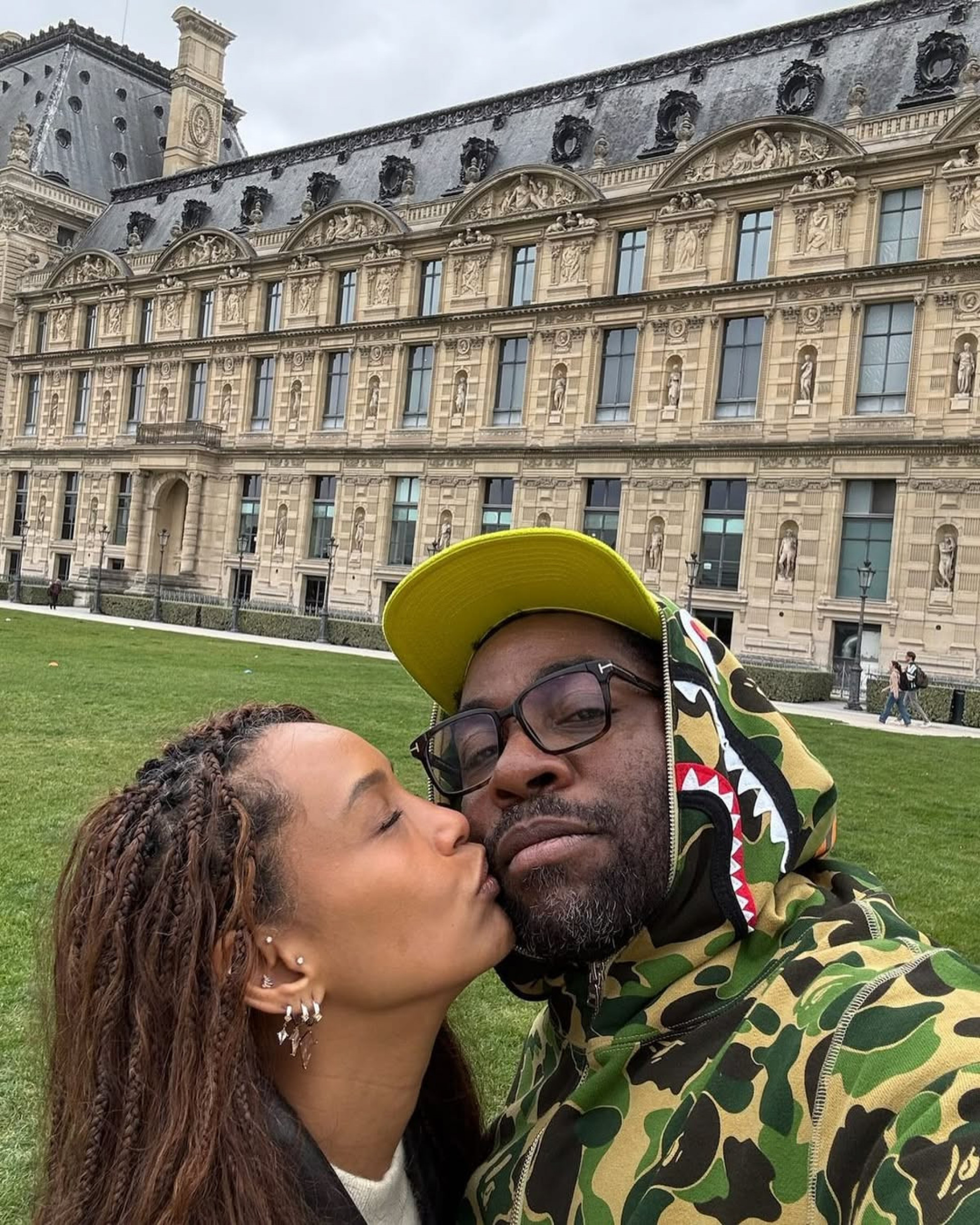 Taís Araujo dá beijinho em Lázaro Ramos - Reprodução / Instagram