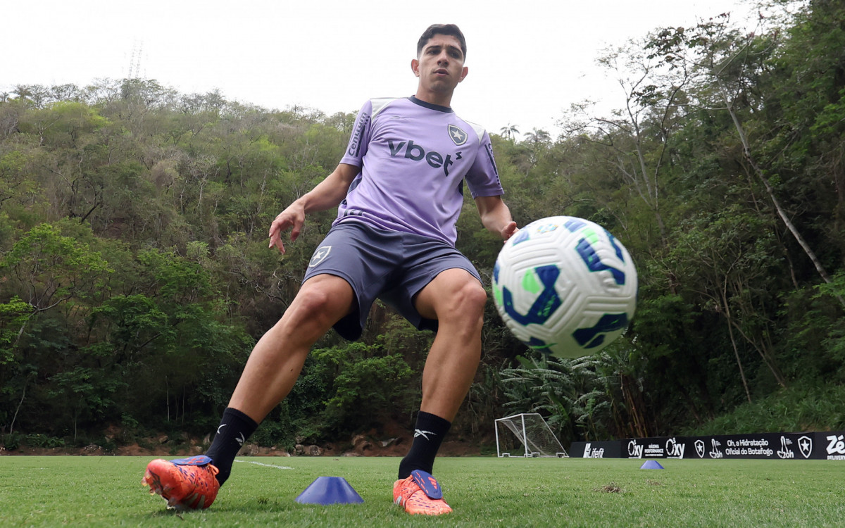 Savarino em ação durante treino do Botafogo, no CT Lonier