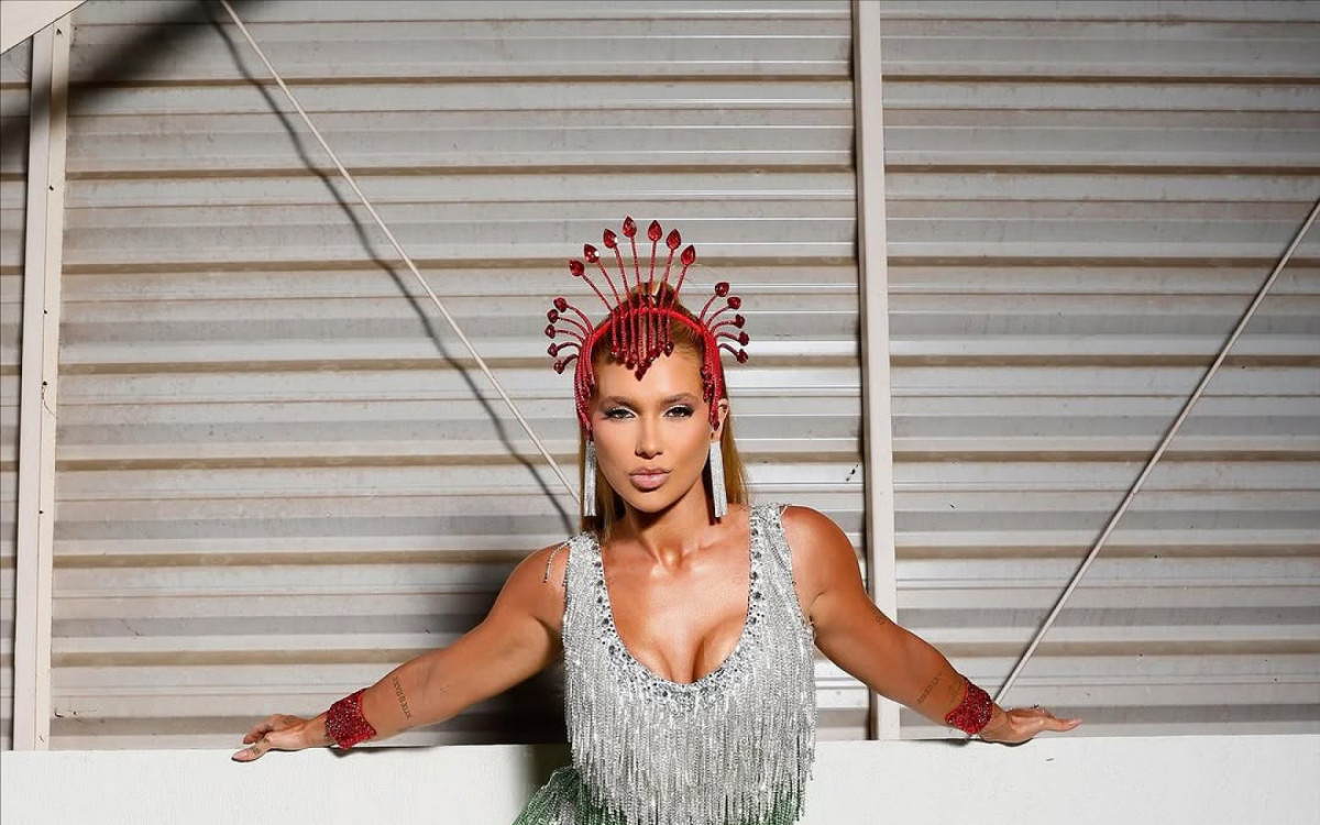 Virgina Fonseca mostra look para ensaio na quadra da Grande Rio