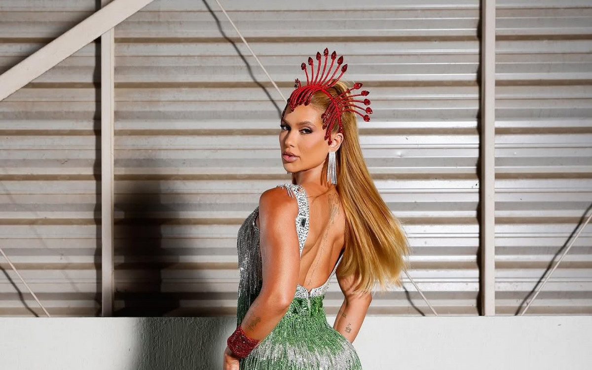 Virgina Fonseca mostra look para ensaio na quadra da Grande Rio