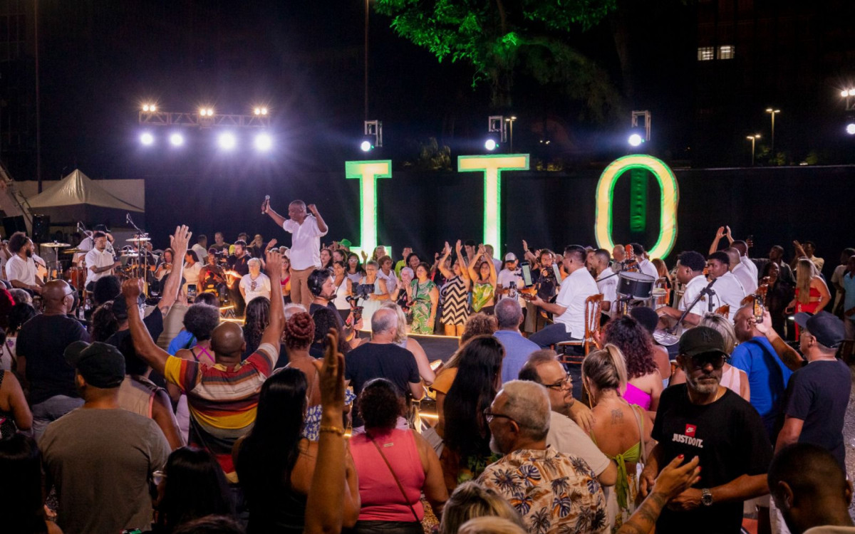 O p&uacute;blico lotou a Casa do Porto de Santos para celebrar com o cantor o lan&ccedil;amento de \'ITO\', obra que une samba, f&eacute; e inclus&atilde;o