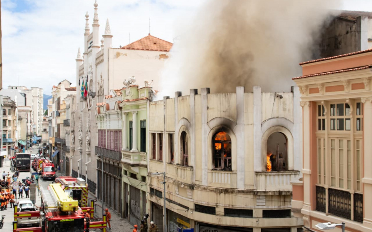Os bombeiros foram acionados para conter as chamas no im&oacute;vel