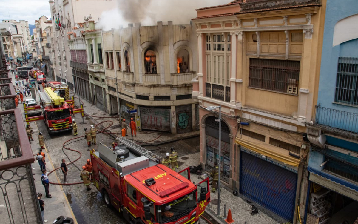 Diversas autoridades foram ao local do incêndio