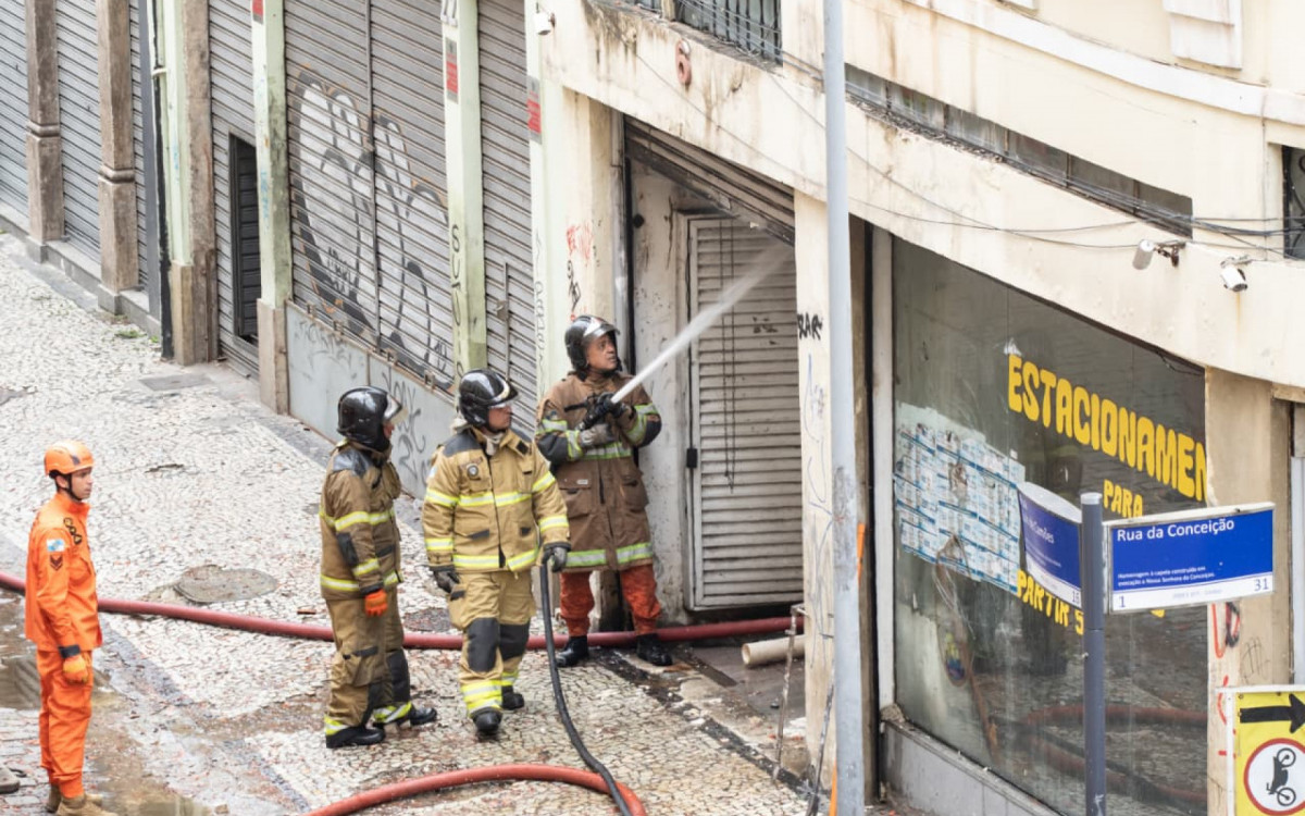 Os bombeiros foram acionados na manhã desta quarta-feira