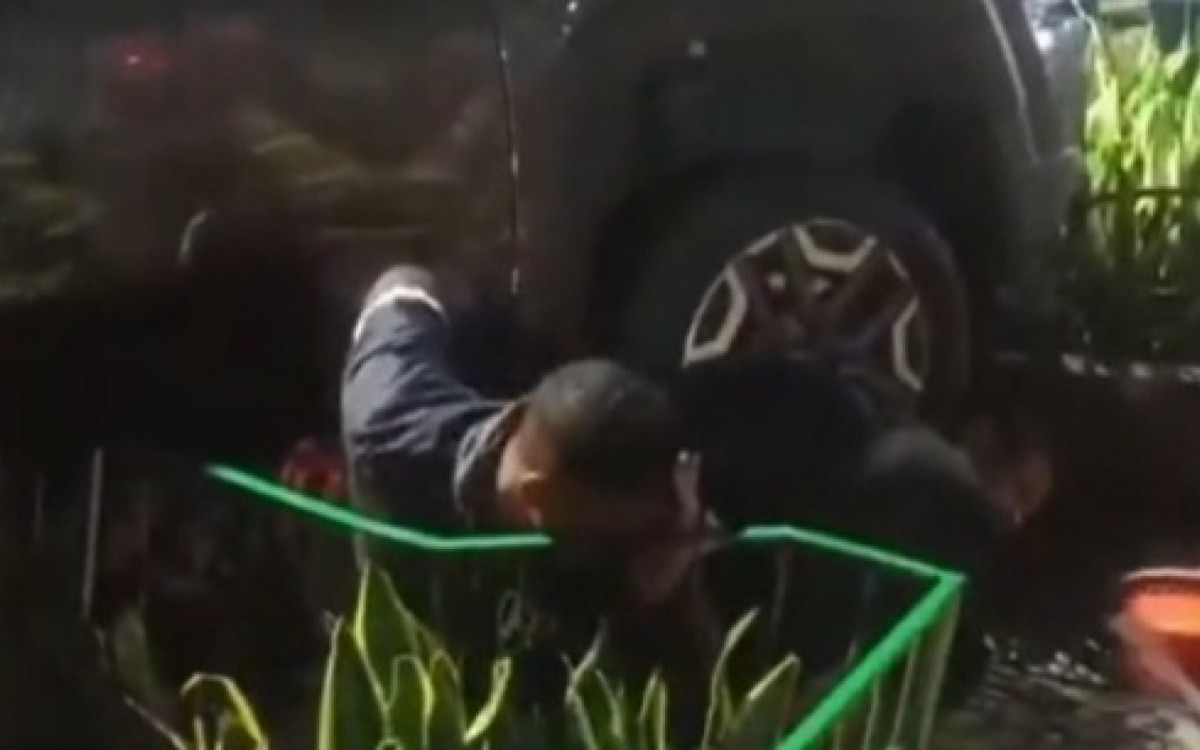 Assaltantes ficaram presos em baixo de carro na Rua Lopes Quinta, no Jardim Botânico