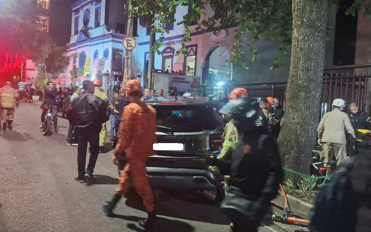 Assaltantes ficaram presos em baixo de carro na Rua Lopes Quinta, no Jardim Botânico