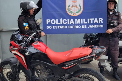 Motociclista é preso em Rio das Ostras por circular sem placa e fazer manobras perigosas