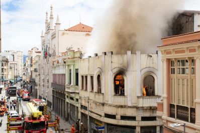 Vídeo: Sobrado pega fogo no Centro do Rio em frente ao prédio da UFRJ