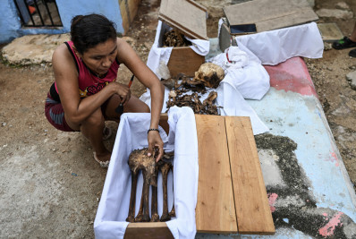 Antes do Dia dos Mortos, parentes limpam ossos de familiares já falecidos no México