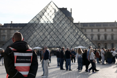 Louvre reabre as portas três dias após roubo de joias