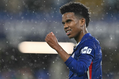 Técnico do Chelsea pede que evitem comparações entre Estêvão e Lamine Yamal