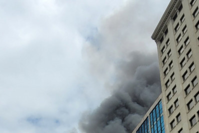Sobrado pega fogo no Centro do Rio em frente ao prédio da UFRJ