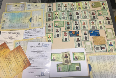 Dois são presos em flagrante em gráfica clandestina de documentos públicos falsos