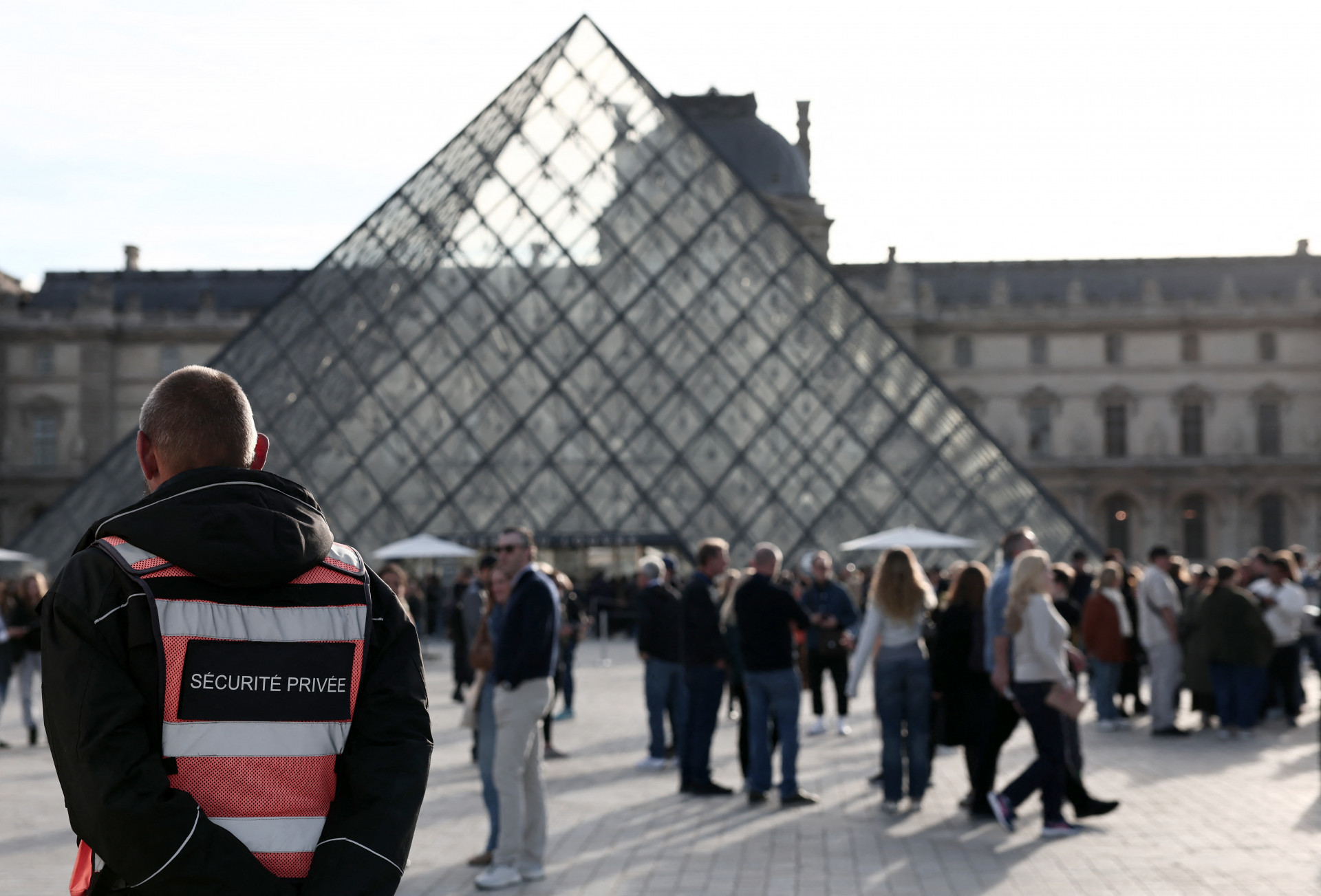 Roubo no Louvre: museu negligenciou a segurança, aponta relatório