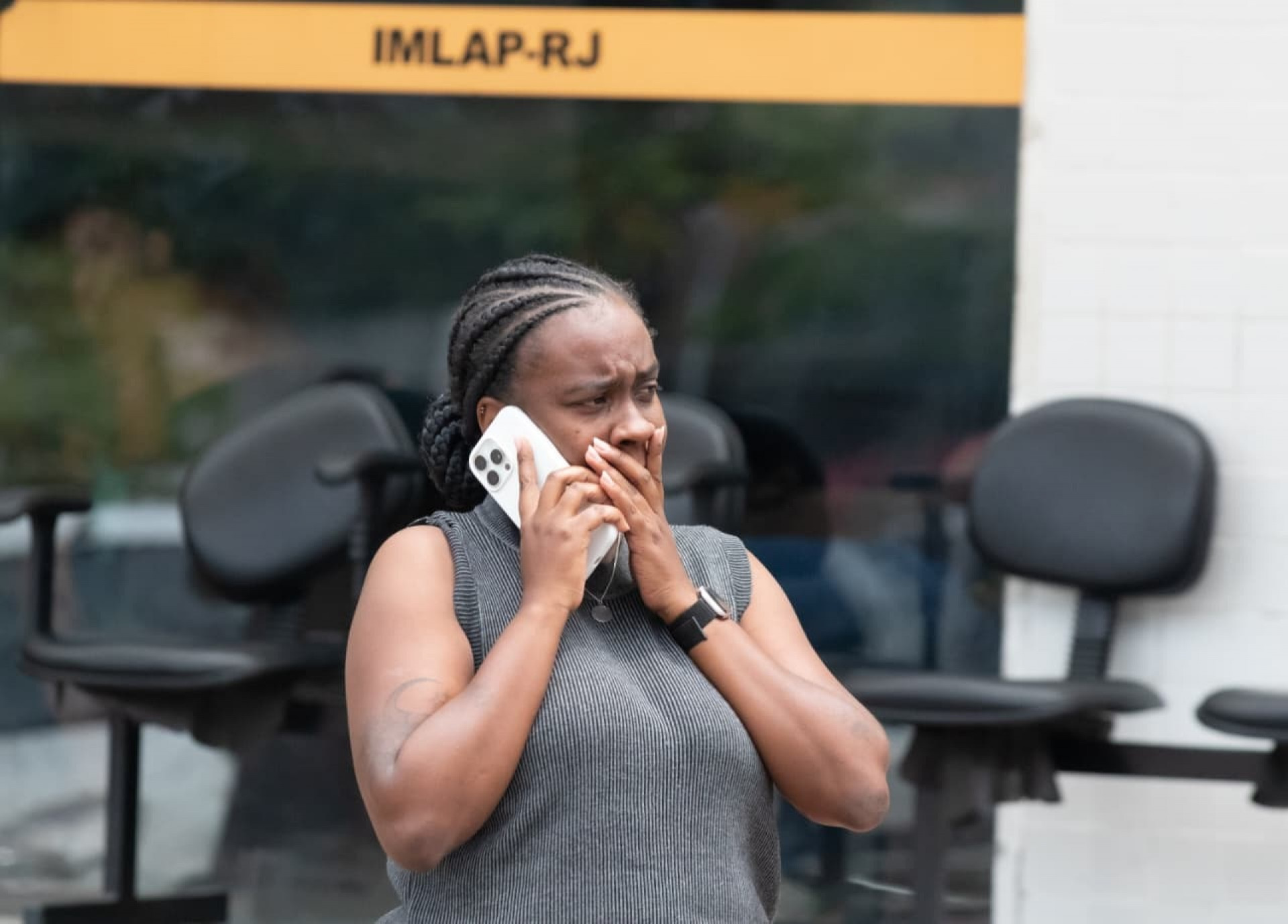 Liliane Menezes, irmã de Lucas, esteve no IML na manhã desta quarta (22) para a liberação do corpo - Érica Martin/Agência O Dia