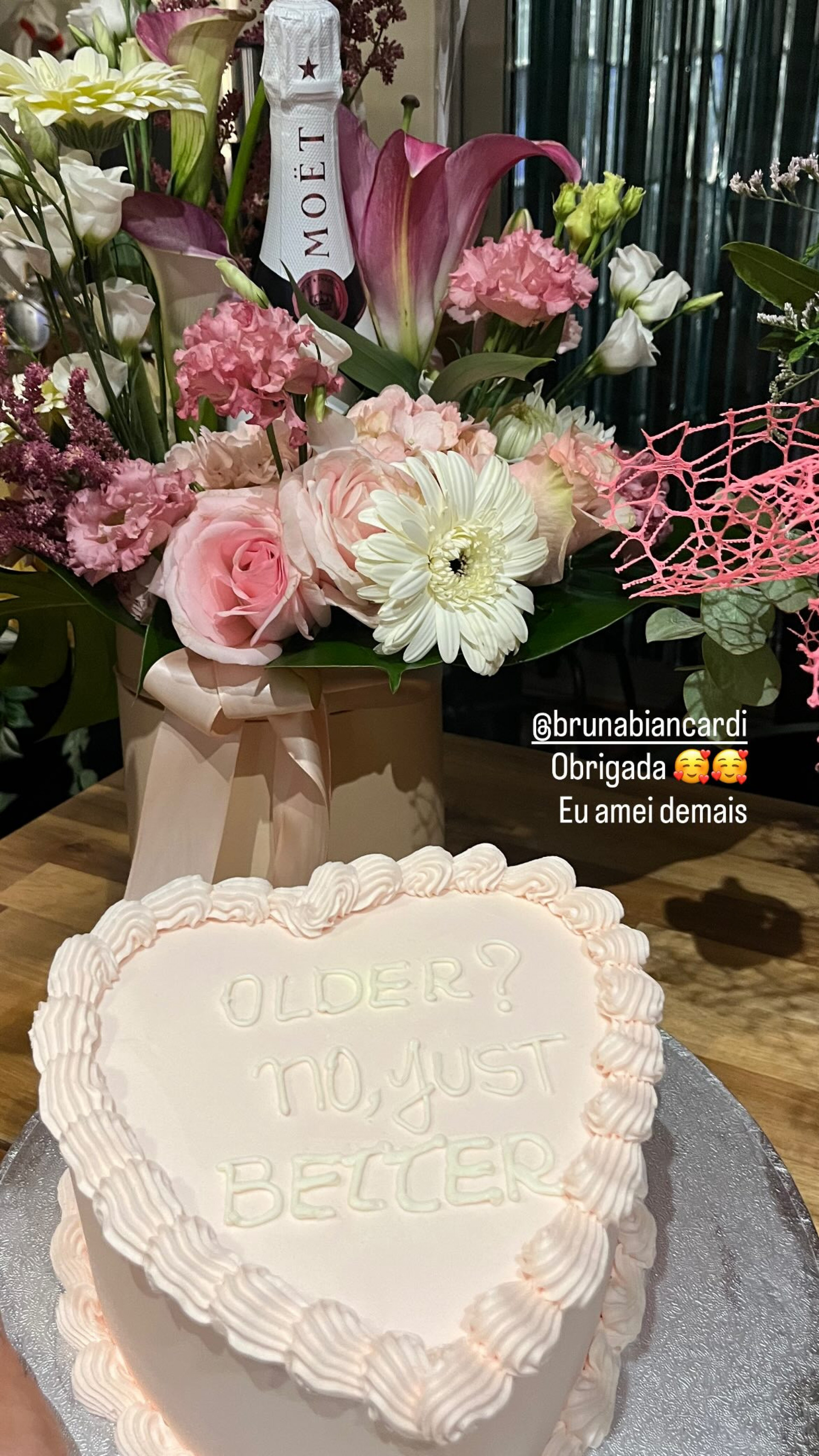 Bolo, espumante, e buquê de flores enviados por Biancardi para Carol Dantas - Reprodução/Instagram 