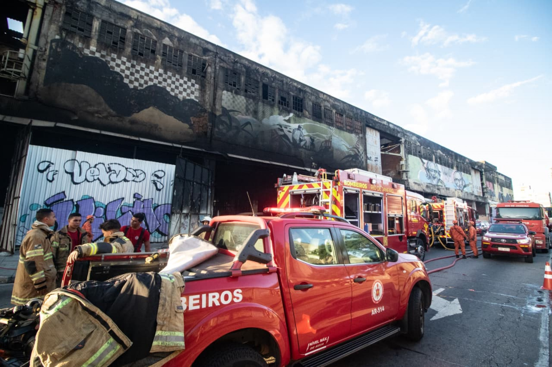 Mais de 40 bombeiros atuaram no combate às chamas que atingiram galpões de escolas de samba na Zona Portuária - Érica Martin/Agência O Dia