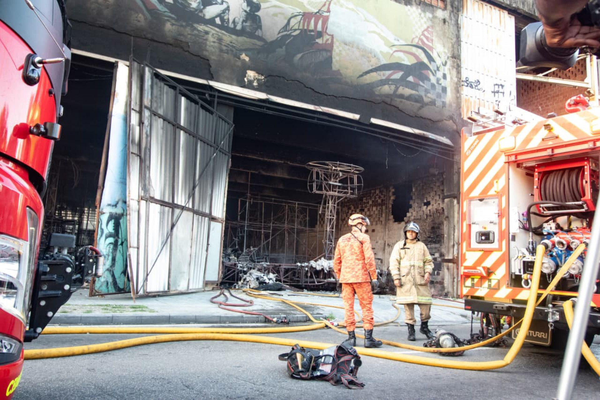 Mais de 40 bombeiros atuaram no combate às chamas que atingiram galpões de escolas de samba na Zona Portuária - Érica Martin/Agência O Dia