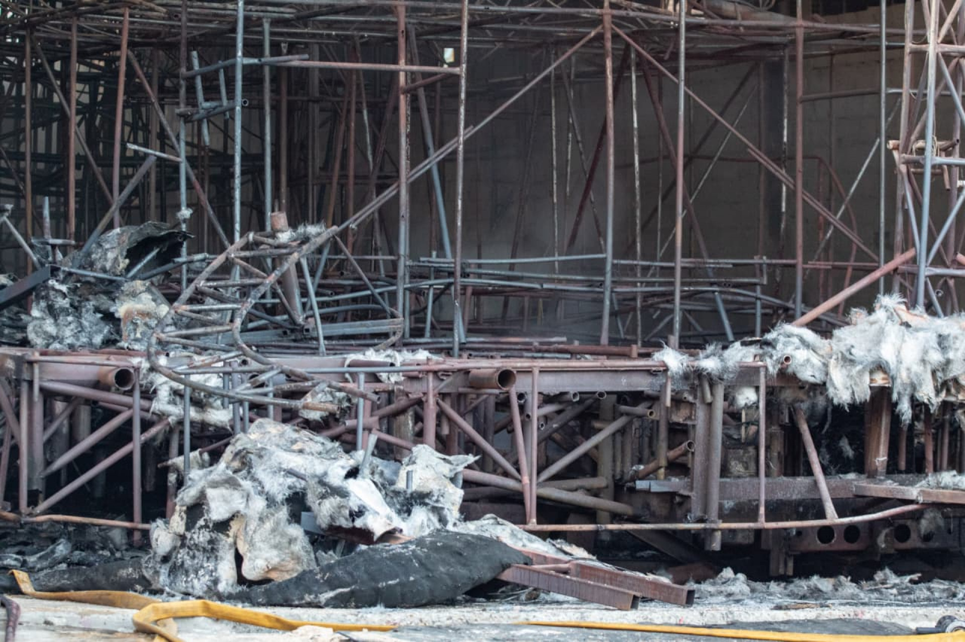 Incêndio atingiu galpões de escolas de samba na Zona Portuária do Rio - Érica Martin/Agência O Dia