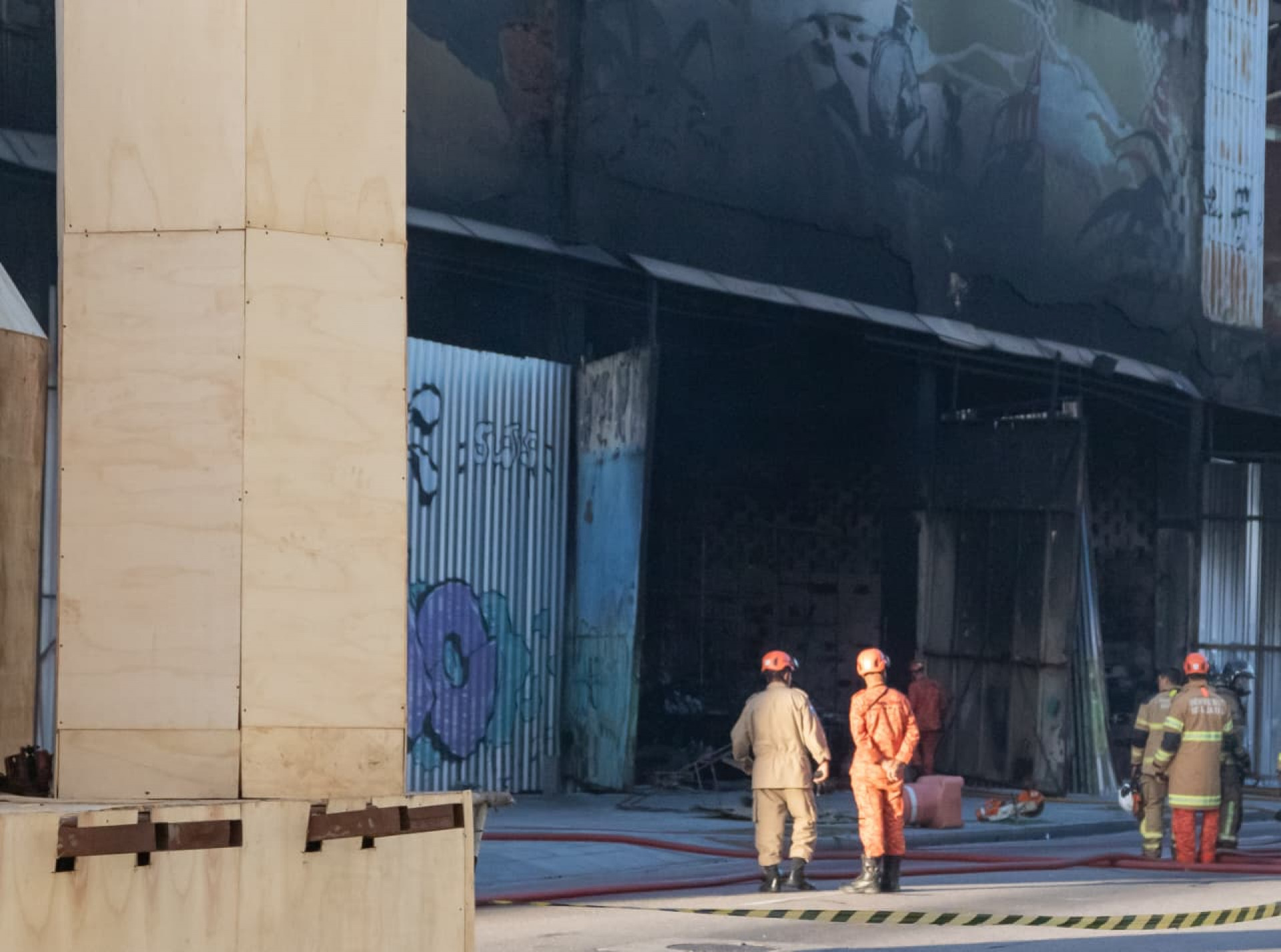 Incêndio atingiu galpões de escolas de samba na Zona Portuária do Rio - Érica Martin/Agência O Dia