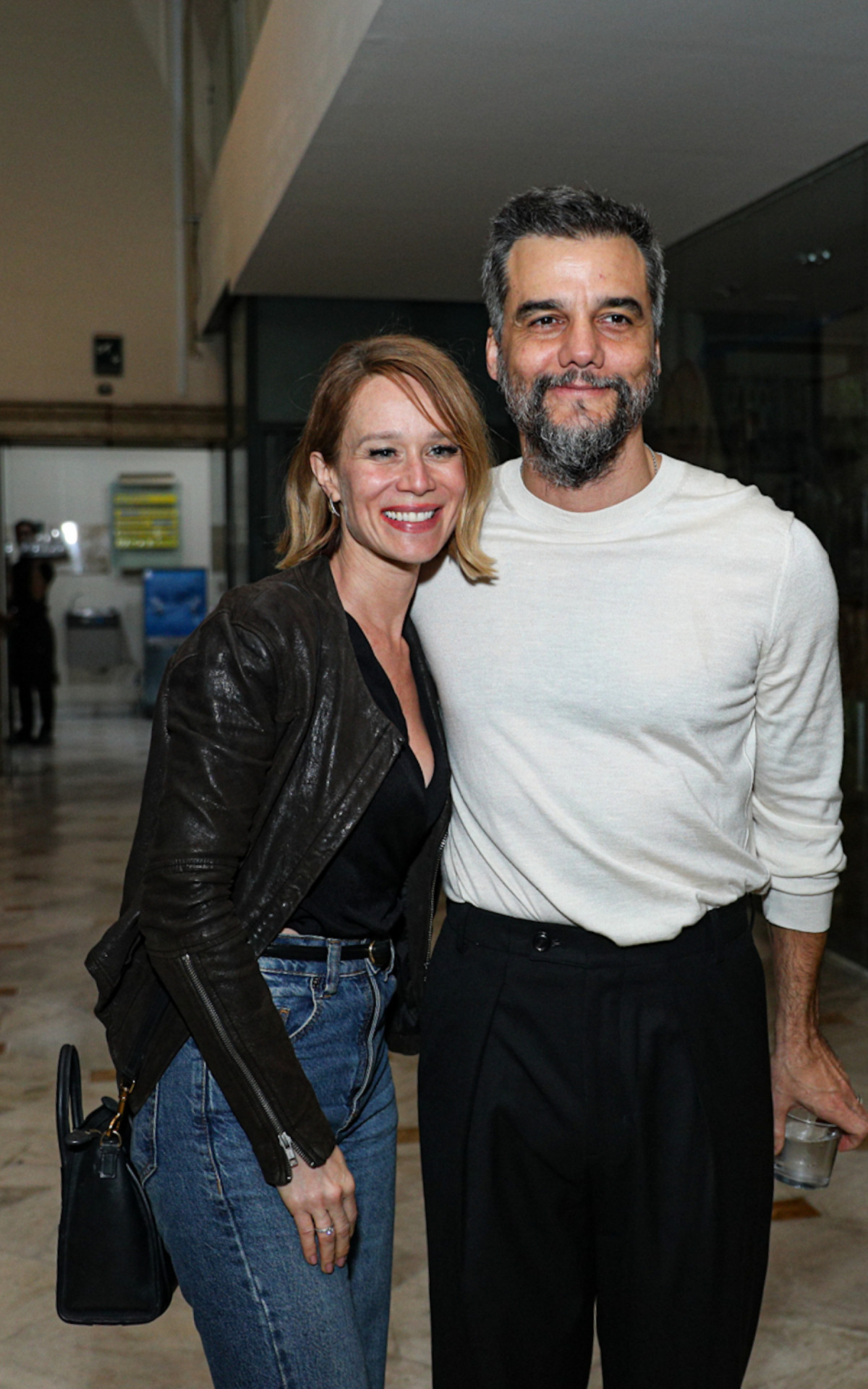 Wagner Moura recebe Mariana Ximenes em pré-estreia do espetáculo \'Um Julgamento - Depois do Inimigo do Povo\' no Rio
