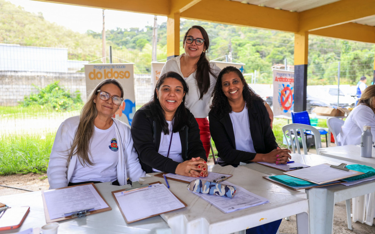Caminhoneiros recebem aferição de pressão, testes rápidos e orientações de saúde durante ação na BR 101