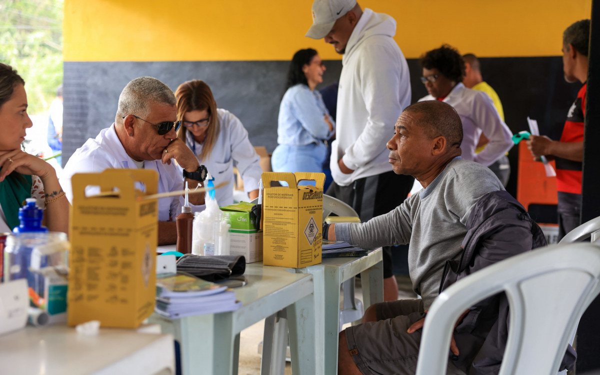 Caminhoneiros recebem aferição de pressão, testes rápidos e orientações de saúde durante ação na BR 101