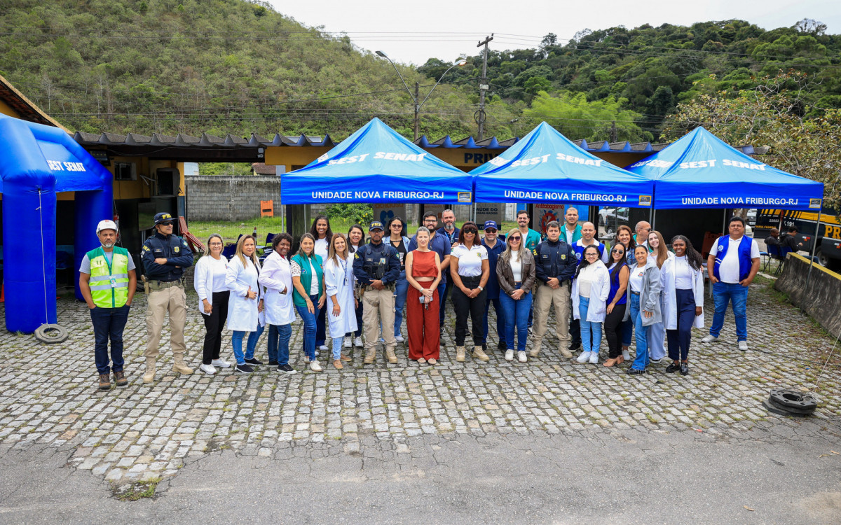 Caminhoneiros recebem aferição de pressão, testes rápidos e orientações de saúde durante ação na BR 101