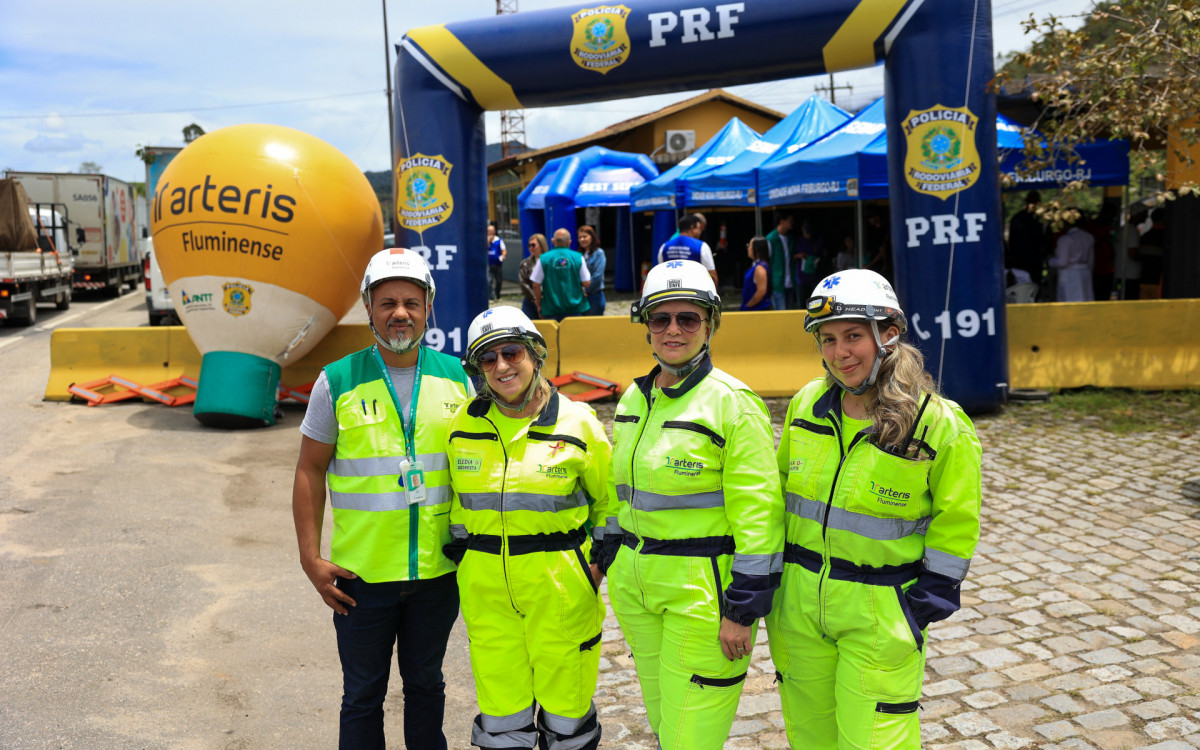 Caminhoneiros recebem aferição de pressão, testes rápidos e orientações de saúde durante ação na BR 101