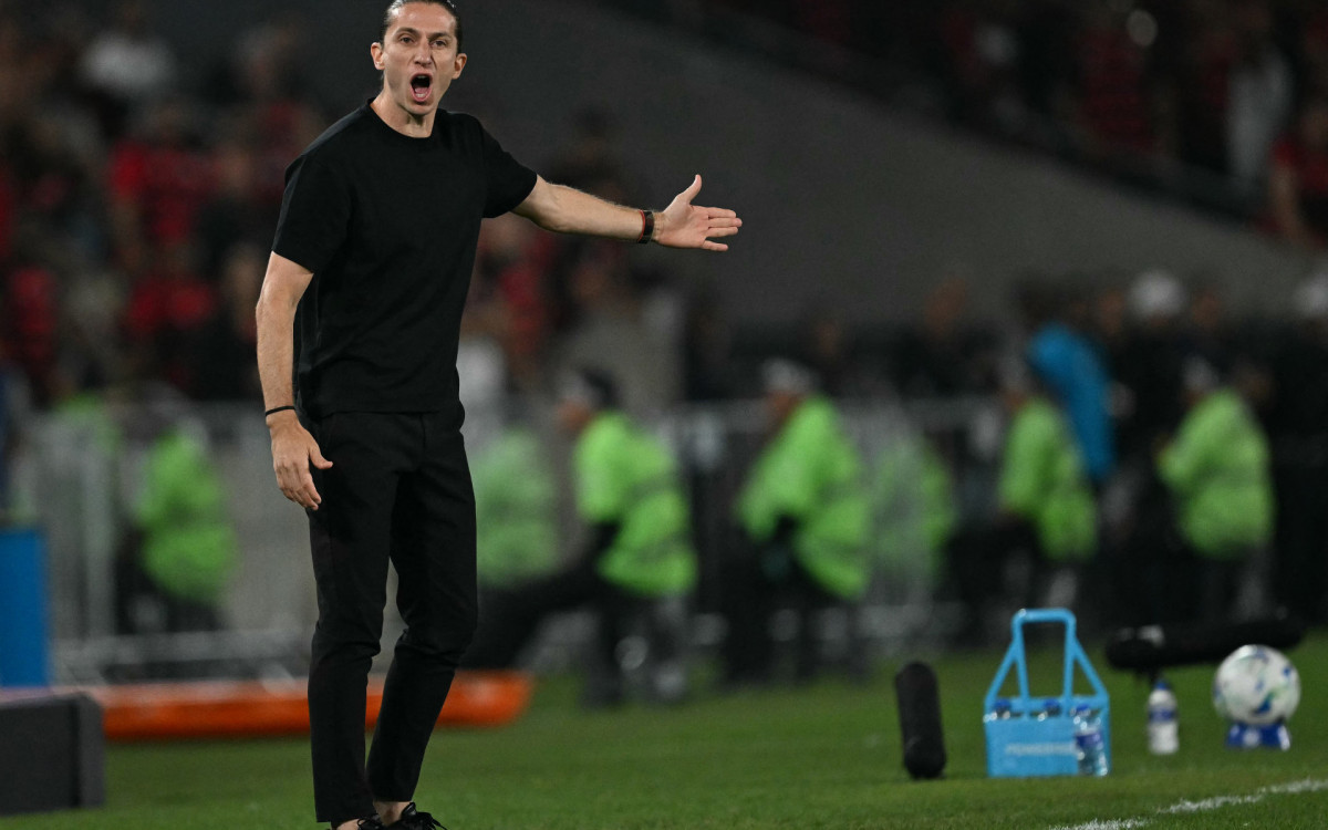 Filipe Luís na área técnica do Maracanã durante o jogo entre Flamengo e Racing