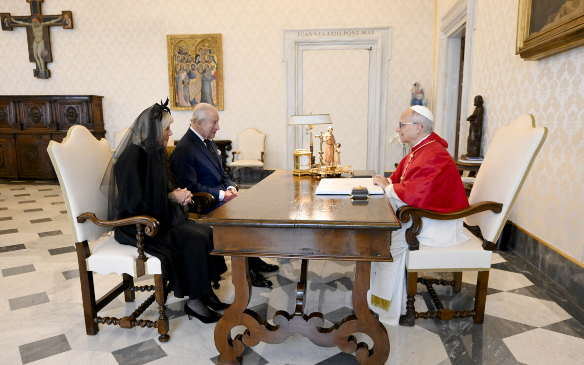Papa Leão XIV durante encontro com o rei Charles III e a rainha Camila - Divulgação/ Vaticano