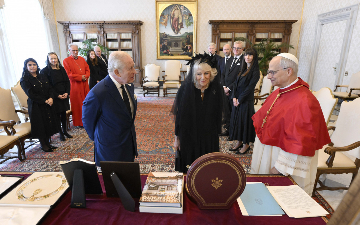 Papa Leão XIV troca presentes com o rei Charles III e a rainha Camila - Reprodução/ Vaticano