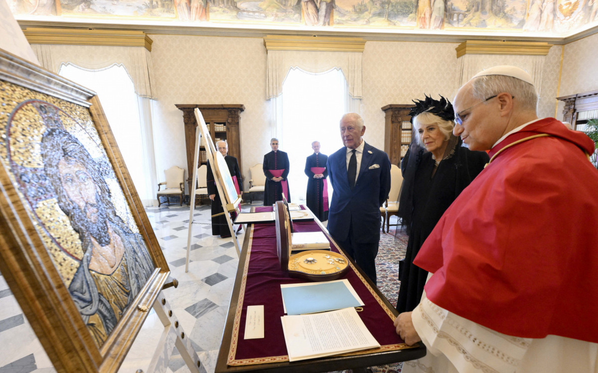 Papa Leão XIV troca presentes com o rei Charles III e a rainha Camila - Divulgação/ Vaticano