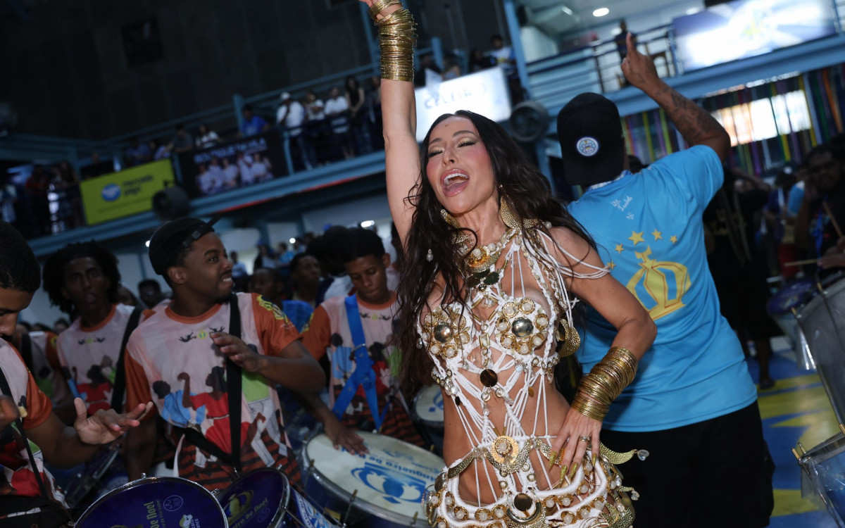 Sabrina Sato à frente dos ritmistas da Swingueira de Noel