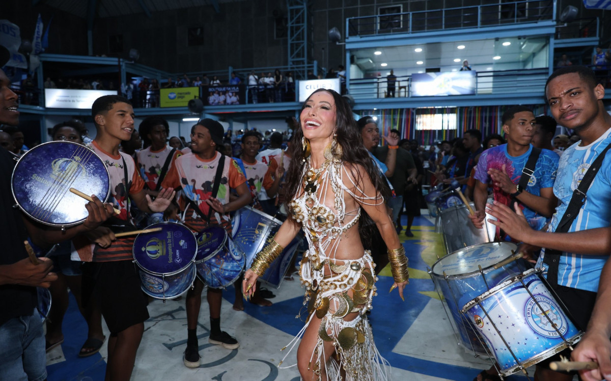 Rainha de bateria, Sabrina Sato esbanja beleza e samba no pé em ensaio na quadra da Vila Isabel