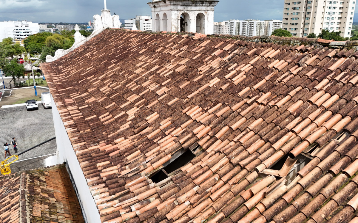 A Paróquia São João Batista apresenta problemas no telhado do edifício