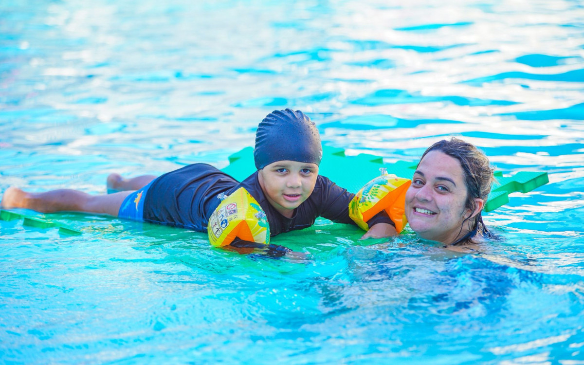 Mayara da Silva e o filho Yohan durante a primeira aula de Natação Kids