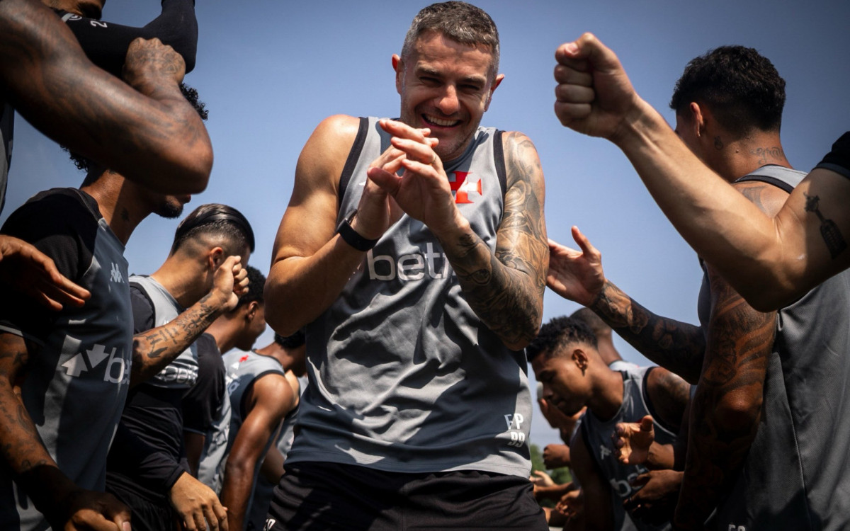 Pablo Vegetti em brincadeira com o elenco