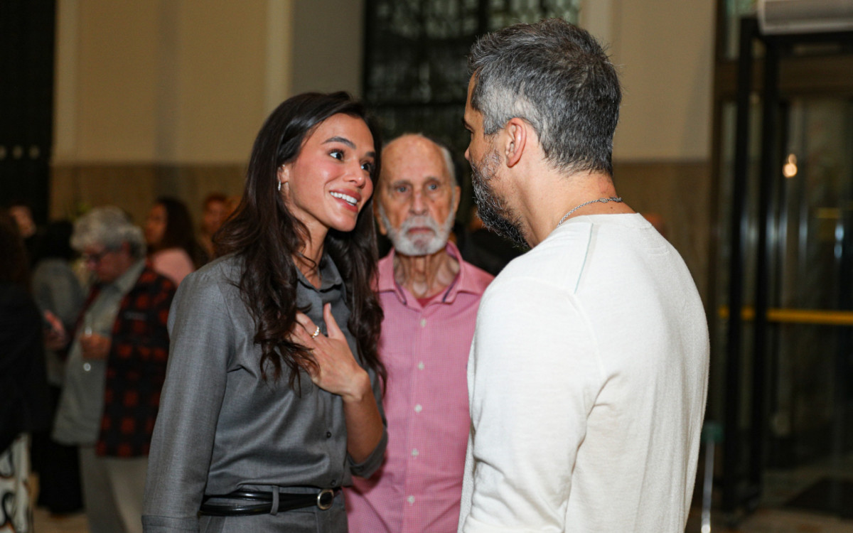 Bruna Marquezine prestigia pré-estreia de espetáculo protagonizado por Wagner Moura