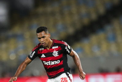 Alex Sandro conta que saiu por opção técnica e elogia Ayrton Lucas: 'Entrou muito bem'