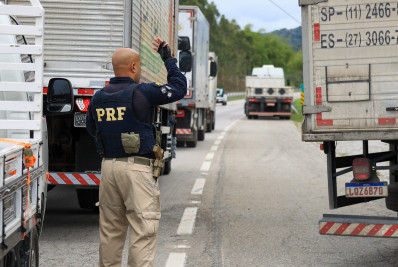 PRF e Saúde de Casimiro de Abreu promovem ação educativa para caminhoneiros na BR 101