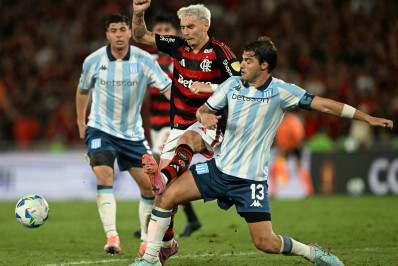Flamengo tem interesse em jogador do Racing que sofreu fratura em jogo do Maracanã