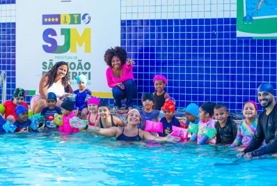 Centro Aquático de Meriti oferece aulas de natação para crianças de 3 a 5 anos