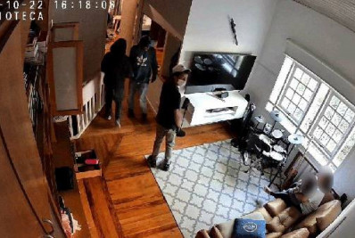 Vídeo: Babá e criança são feitas reféns em assalto a casa em bairro nobre de SP